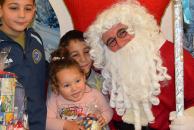 Дядо Коледа зарадва с подаръци над 100 малчугани в Супермаркет КООП