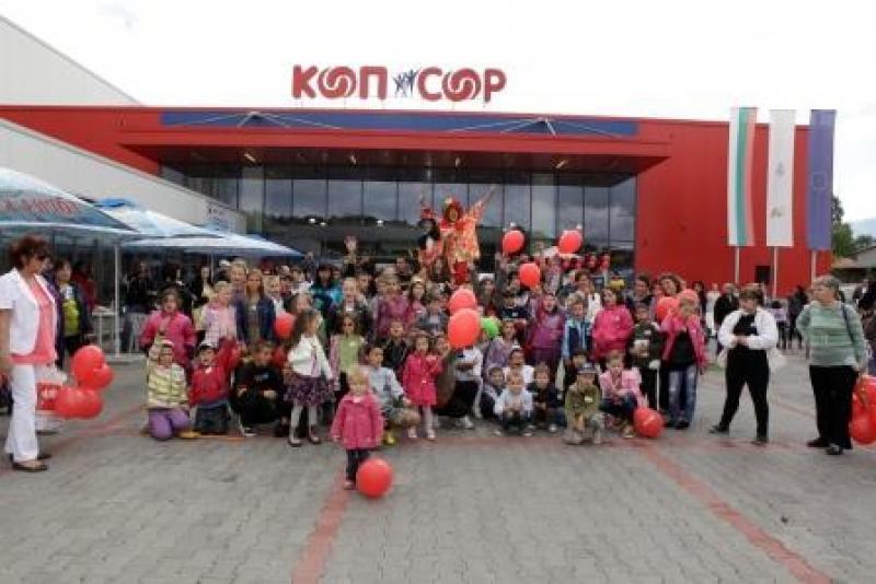 Супермаркет КООП в столичния квартал Красна поляна даде старт на новата учебна година заедно със стотици деца и техните родители