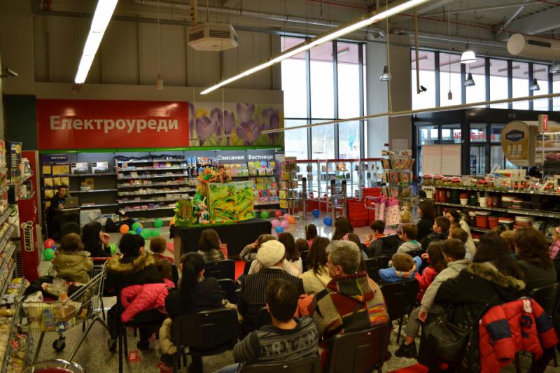 Супермаркет КООП подари красиви емоции на децата на София с организираните куклен театър и арт ателие